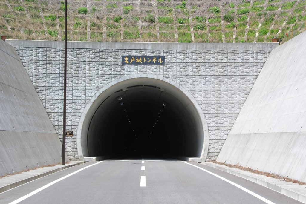 岩戸坂トンネル（前方）